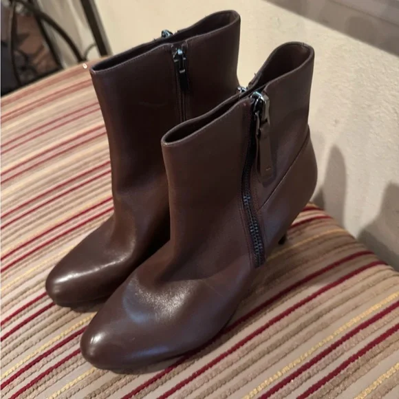 NEW! Naturalizer Brown Platform Ankle Booties with Sleek Design - Picture 6 of 6